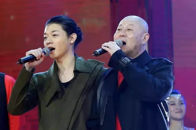穿著暴露去賣唱，直播間求粉絲打賞，這些過氣歌手怎麼成了這樣？