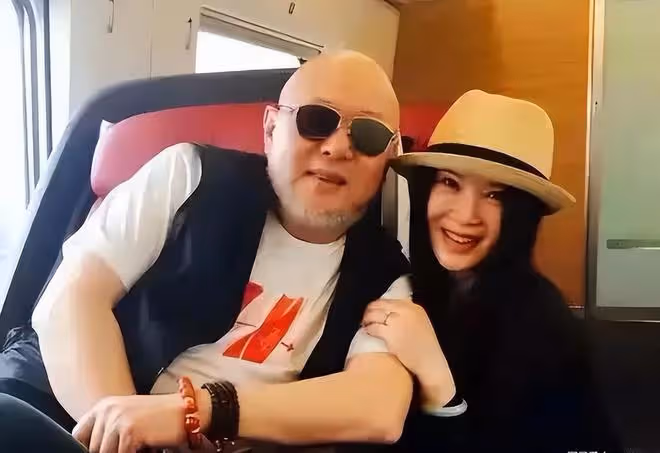 穿著暴露去賣唱，直播間求粉絲打賞，這些過氣歌手怎麼成了這樣？