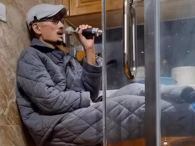 穿著暴露去賣唱，直播間求粉絲打賞，這些過氣歌手怎麼成了這樣？