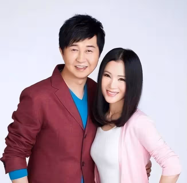 穿著暴露去賣唱，直播間求粉絲打賞，這些過氣歌手怎麼成了這樣？