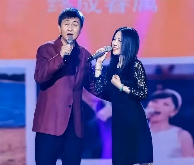 穿著暴露去賣唱，直播間求粉絲打賞，這些過氣歌手怎麼成了這樣？