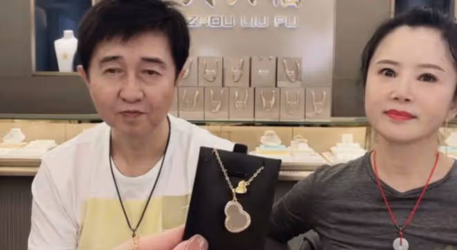 穿著暴露去賣唱，直播間求粉絲打賞，這些過氣歌手怎麼成了這樣？