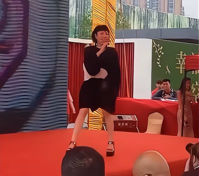 穿著暴露去賣唱，直播間求粉絲打賞，這些過氣歌手怎麼成了這樣？