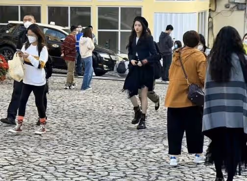 關曉彤現身澳門被偶遇，穿搭時髦秀筷子腿，生圖能打碾壓紅毯造型