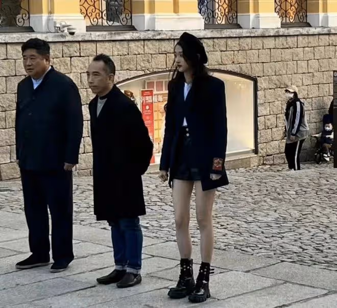 關曉彤現身澳門被偶遇，穿搭時髦秀筷子腿，生圖能打碾壓紅毯造型