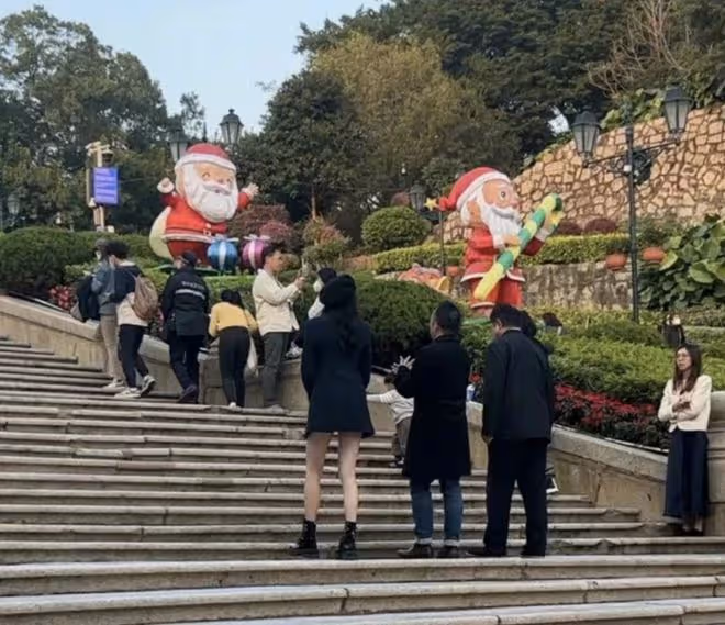 關曉彤現身澳門被偶遇，穿搭時髦秀筷子腿，生圖能打碾壓紅毯造型