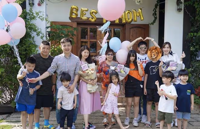 林志穎弟弟林志鑫攜妻赴酒會，當眾向老婆索吻，家庭幸福不輸小志
