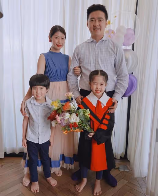 林志穎弟弟林志鑫攜妻赴酒會，當眾向老婆索吻，家庭幸福不輸小志