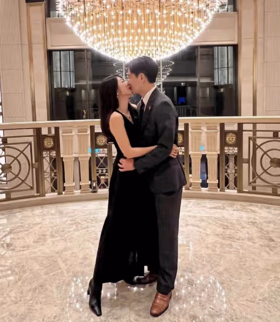 林志穎弟弟林志鑫攜妻赴酒會，當眾向老婆索吻，家庭幸福不輸小志