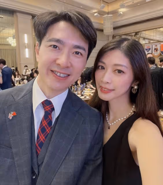 林志穎弟弟林志鑫攜妻赴酒會，當眾向老婆索吻，家庭幸福不輸小志