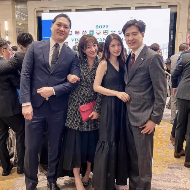 林志穎弟弟林志鑫攜妻赴酒會，當眾向老婆索吻，家庭幸福不輸小志