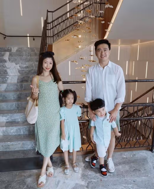 林志穎弟弟林志鑫攜妻赴酒會，當眾向老婆索吻，家庭幸福不輸小志