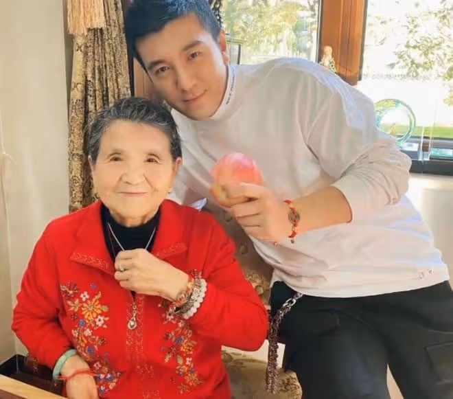 黃聖依90歲婆婆確診新冠，已轉陰退燒睡得好，楊子推薦用藥被質疑