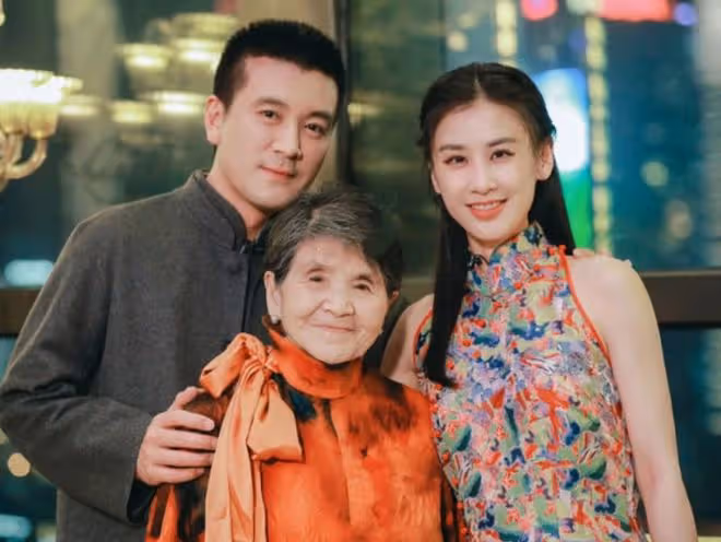 黃聖依90歲婆婆確診新冠，已轉陰退燒睡得好，楊子推薦用藥被質疑