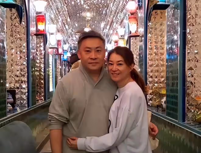 45歲港姐帶倆兒子改嫁豪門，到卡達看世界盃，住6億豪宅太愜意
