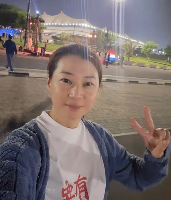 45歲港姐帶倆兒子改嫁豪門，到卡達看世界盃，住6億豪宅太愜意