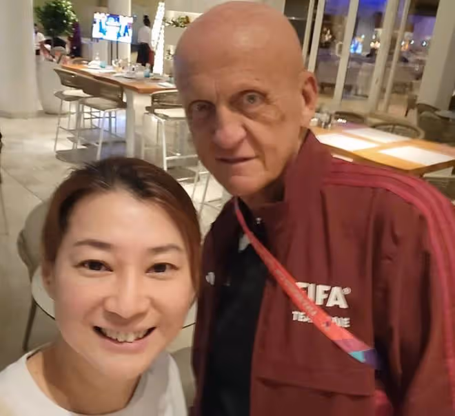 45歲港姐帶倆兒子改嫁豪門，到卡達看世界盃，住6億豪宅太愜意