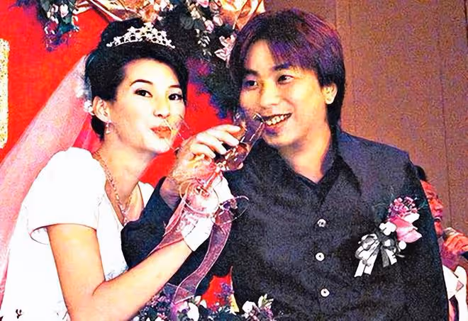 45歲港姐帶倆兒子改嫁豪門，到卡達看世界盃，住6億豪宅太愜意