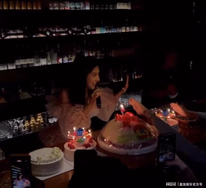楊謹華45歲似甜美少女，眾星派對飆歌熱舞，楊祐寧掛空擋秀肌肉