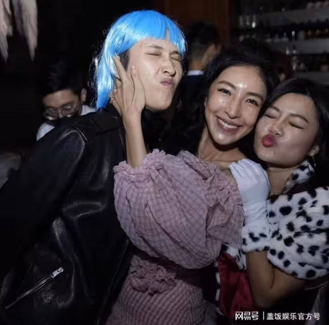 楊謹華45歲似甜美少女，眾星派對飆歌熱舞，楊祐寧掛空擋秀肌肉