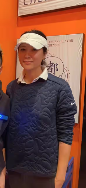 48歲徐靜蕾美國吃串串香！與男粉貼身合影，身材發福手部青筋直冒
