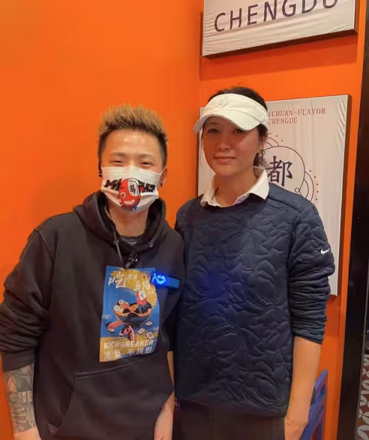 48歲徐靜蕾美國吃串串香！與男粉貼身合影，身材發福手部青筋直冒