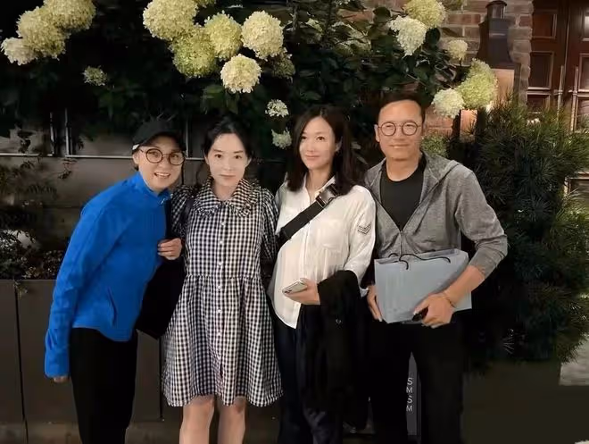 48歲徐靜蕾美國吃串串香！與男粉貼身合影，身材發福手部青筋直冒