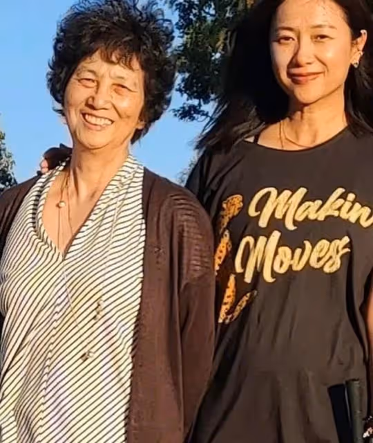 48歲徐靜蕾美國吃串串香！與男粉貼身合影，身材發福手部青筋直冒