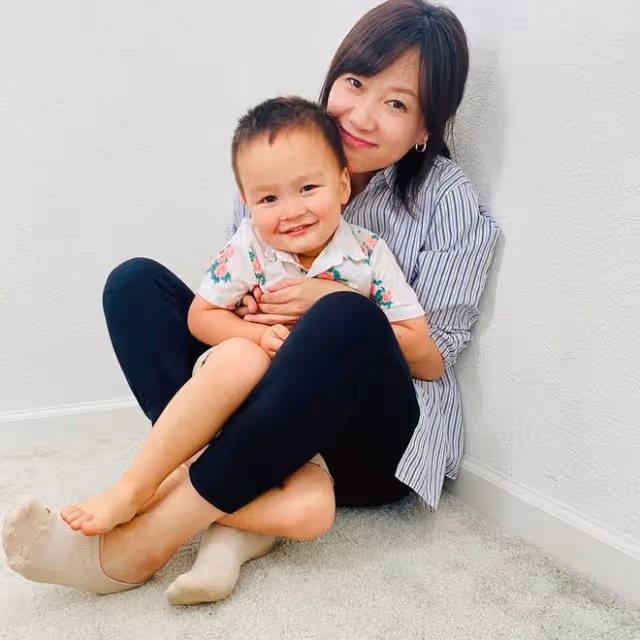 48歲徐靜蕾美國吃串串香！與男粉貼身合影，身材發福手部青筋直冒