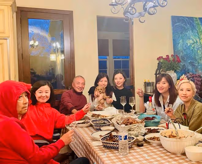 48歲徐靜蕾美國吃串串香！與男粉貼身合影，身材發福手部青筋直冒