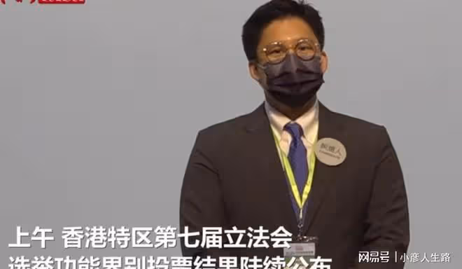 郭晶晶霍啟剛帶娃看網球，兒子皮鞋泛白繼續穿！一家人和氣溫馨