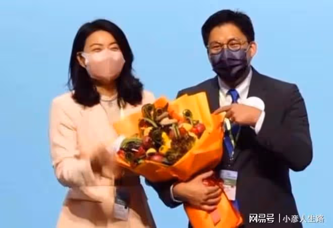 郭晶晶霍啟剛帶娃看網球，兒子皮鞋泛白繼續穿！一家人和氣溫馨