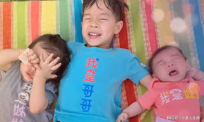 郭晶晶霍啟剛帶娃看網球，兒子皮鞋泛白繼續穿！一家人和氣溫馨