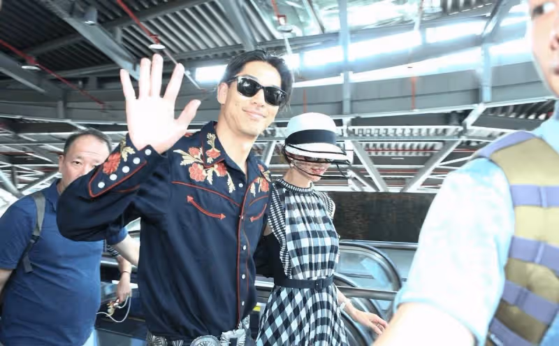 林志玲與日本老公同框,穿格紋連衣裙配復古禮帽,越來越有貴婦范