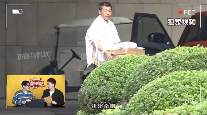 44歲倪虹潔和男友機場親吻，畫面纏綿同居多年，男方長相普通滄桑