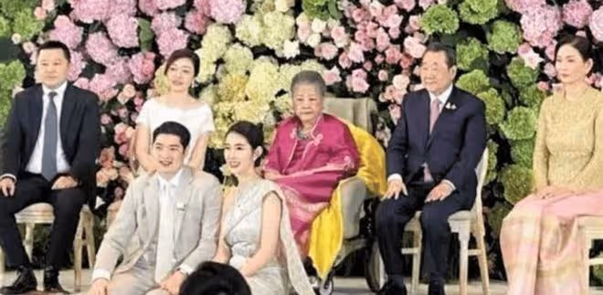 田朴珺在泰國與外籍大叔親密合影，蜂腰翹臀吸睛，現已融入富豪圈