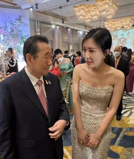 田朴珺在泰國與外籍大叔親密合影，蜂腰翹臀吸睛，現已融入富豪圈