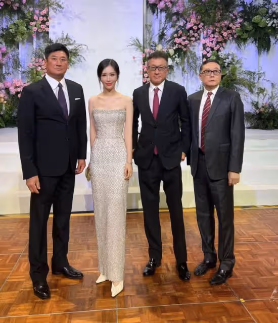 田朴珺在泰國與外籍大叔親密合影，蜂腰翹臀吸睛，現已融入富豪圈