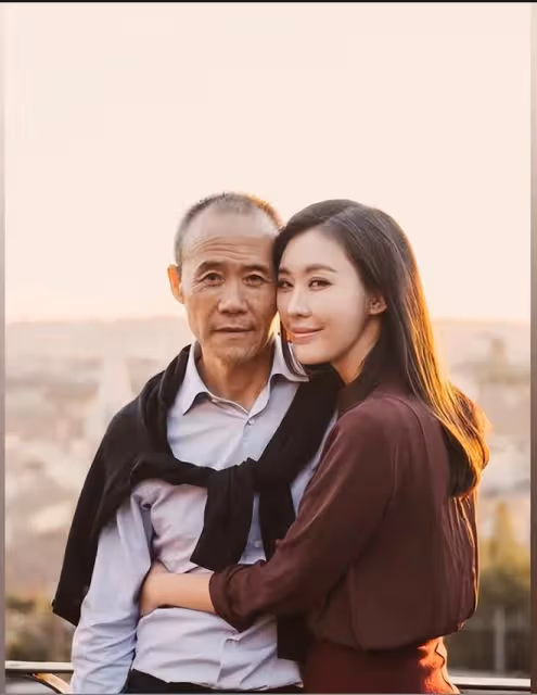 田朴珺在泰國與外籍大叔親密合影，蜂腰翹臀吸睛，現已融入富豪圈