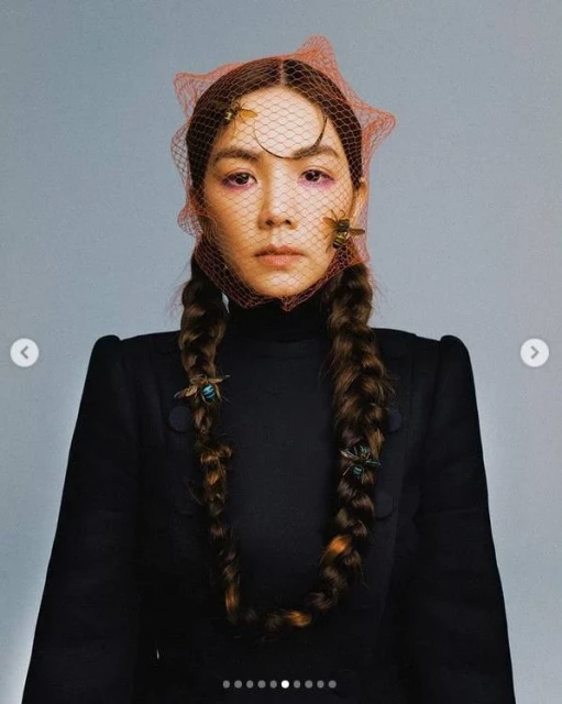 Ella終於覺醒了!扎及腰麻花辮拍大片「女人味十足」,網友:假小子變真少女
