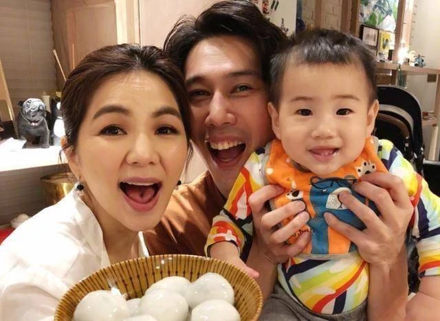 Ella終於覺醒了!扎及腰麻花辮拍大片「女人味十足」,網友:假小子變真少女