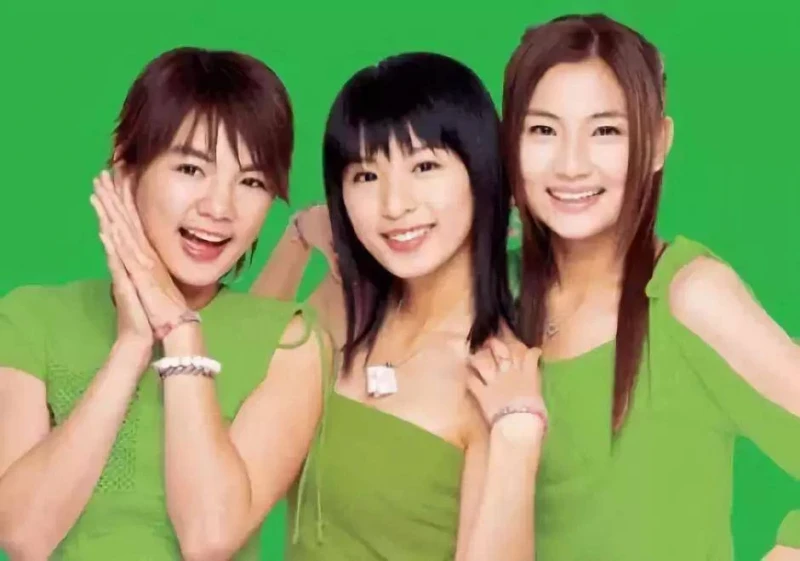 Ella終於覺醒了!扎及腰麻花辮拍大片「女人味十足」,網友:假小子變真少女