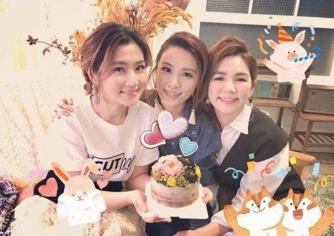 Ella終於覺醒了!扎及腰麻花辮拍大片「女人味十足」,網友:假小子變真少女