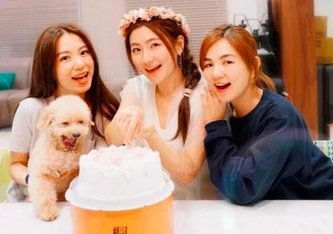 Ella終於覺醒了!扎及腰麻花辮拍大片「女人味十足」,網友:假小子變真少女