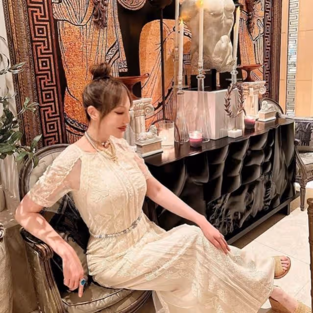 像極洋娃娃！59歲香港知名名媛曬慶生照，齊劉海丸子頭打扮超年輕
