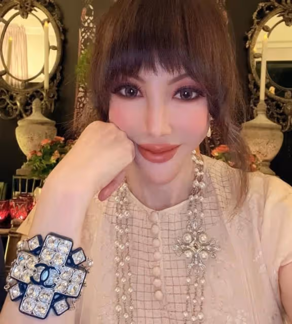 像極洋娃娃！59歲香港知名名媛曬慶生照，齊劉海丸子頭打扮超年輕