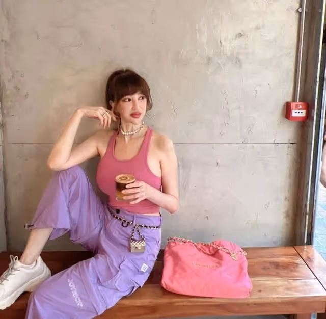 像極洋娃娃！59歲香港知名名媛曬慶生照，齊劉海丸子頭打扮超年輕