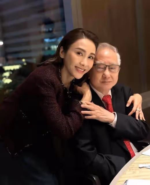 51歲黎姿曬全家福為父親慶生，弟弟坐輪椅出鏡，66歲老公笑容爽朗