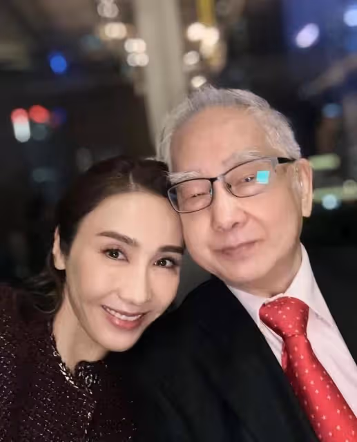 51歲黎姿曬全家福為父親慶生，弟弟坐輪椅出鏡，66歲老公笑容爽朗
