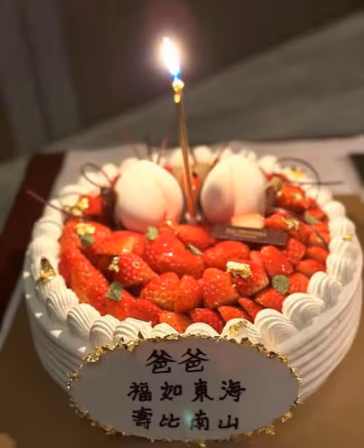 51歲黎姿曬全家福為父親慶生，弟弟坐輪椅出鏡，66歲老公笑容爽朗